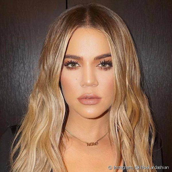 Khloé Kardashian investiu nos tons terrosos para toda a produção da make. Para realçar o olhar, a estrela deixou os cílios supervolumosos (Foto: Instagram @khloekardashian)